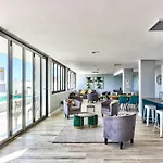Contemporary 2-Bed With Parking