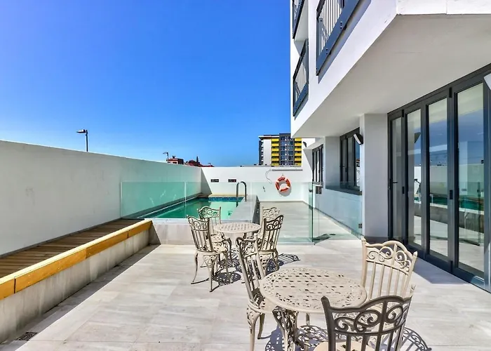 Contemporary 2-Bed With Parking