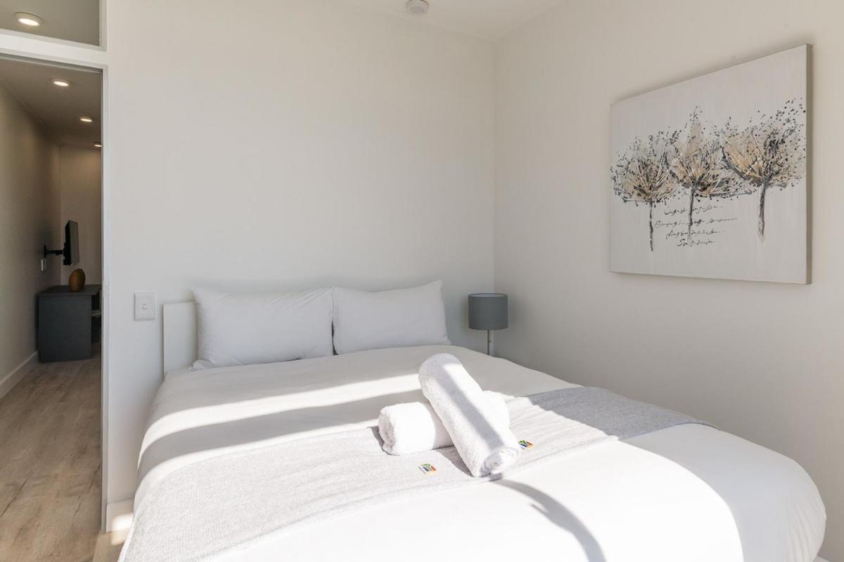 Contemporary 2-bed With Parking