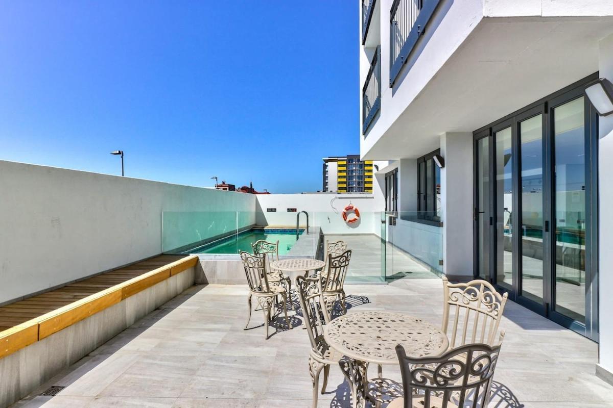 Contemporary 2-bed With Parking *